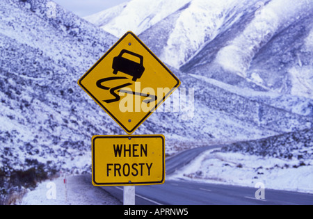 Segnale di avvertimento sulla strada sopra Facchini Pass Canterbury Isola del Sud della Nuova Zelanda Foto Stock