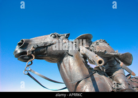 Statua di Buffalo Bill Cody la ripresa di un bufalo Oakley Kansas ed è una destinazione nel mid-west degli Stati Uniti America US - eroe per alcuni Foto Stock