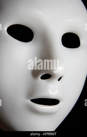 Una maschera facciale su uno sfondo nero. Foto Stock