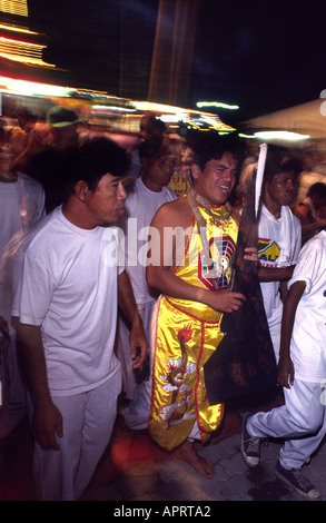 Spirito medium in trance durante il festival vegetariano di Phuket Thailandia Foto Stock