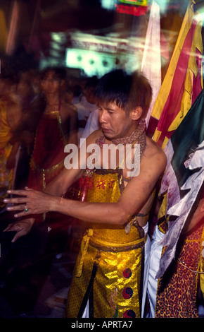 Spirito medium in trance durante il festival vegetariano di Phuket Thailandia Foto Stock