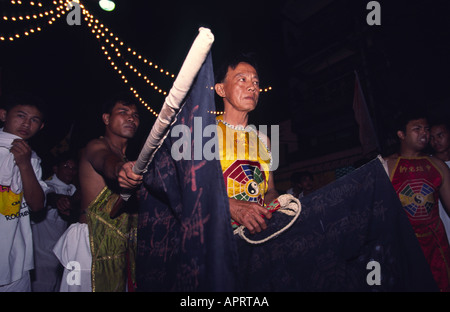 Spirito medium durante il festival vegetariano di Phuket Thailandia Foto Stock