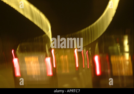 Occupato sfocata strada di notte Foto Stock