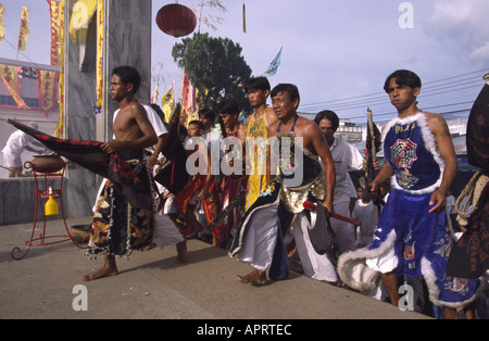 Spirito medium entrando Jui Tui tempio durante il festival vegetariano di Phuket Thailandia Foto Stock