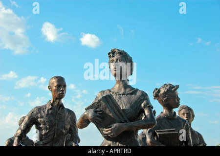 State Capitol a Little Rock Arkansas con il Little Rock nove statua testamento educativo proteste segregazione razziale polarizza USA America Foto Stock