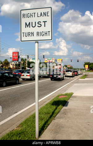 Corsia di destra deve girare a destra un cartello stradale su International Drive di Orlando in Florida negli Stati Uniti d'America Foto Stock