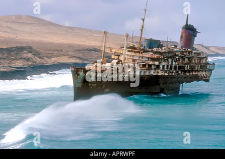 SS American Star 1994 naufragio sulle isole Canarie nel 2006 dopo di arenamento e il mare vincendo la battaglia di ferro e acqua salata e onde Foto Stock