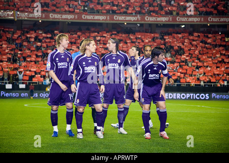 Real Madrid squad davanti ad un tifo realizzato da Sevilla FC tifosi sulle tribune. Foto Stock