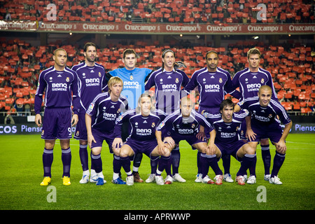 Real Madrid squad davanti ad un tifo realizzato da Sevilla FC tifosi sulle tribune. Foto Stock