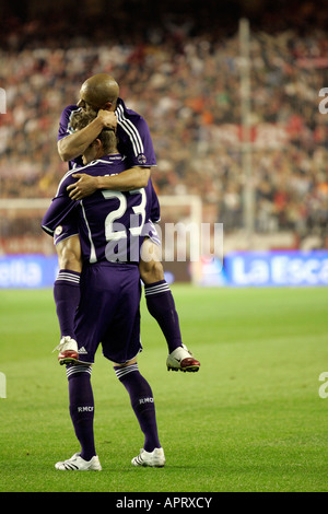 Roberto Carlos embaracing Beckham dopo un gol dall'attore inglese. Foto Stock