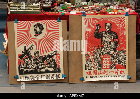 Pressione di stallo tipico che vendono antiquariato curiosità souvenir Mao Zedong memoribilia posters Liulichang Street Market Pechino CINA Foto Stock