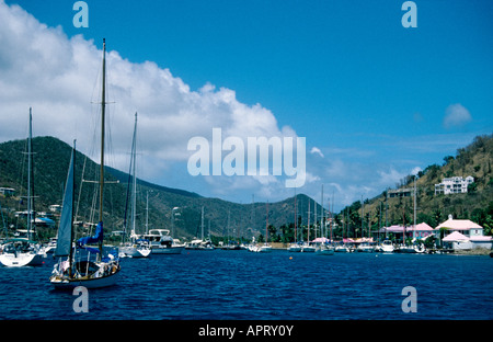 Barca a vela in Soper's Hole Wharf casa del famoso Pusser's Landing, Sopers foro, Tortola, Isole Vergini Britanniche Foto Stock