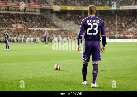 Beckham sta per eseguire un calcio di punizione. Foto Stock