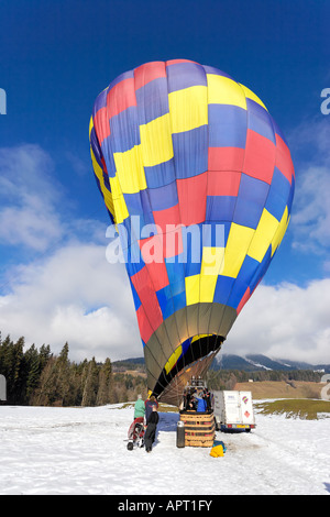 Aria calda il gonfiaggio del palloncino tenetevi pronti per il decollo su un soleggiato inverni giorno Foto Stock