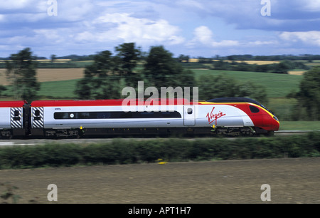 Virgin Pendolino treno elettrico a velocità tra Coventry e Rugby, England, Regno Unito Foto Stock