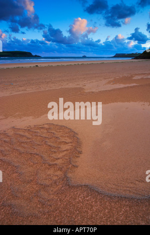Una vista dalla baia Daymer verso Stepper punto preso vicino a Rock in North Cornwall Foto Stock