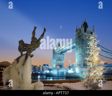 GB - LONDRA: Natale presso il Tower Bridge Foto Stock