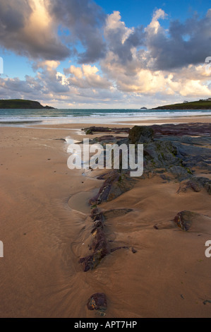 Una vista della baia di Padstow presi nei pressi di roccia sulla North Cornish Coast Foto Stock