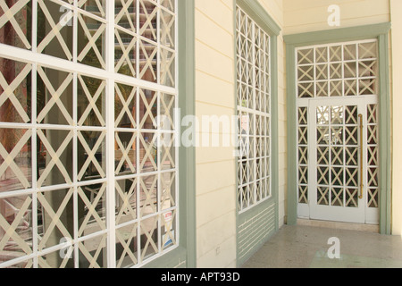 Miami Beach Florida, South Beach, Ocean Drive, Betsy Ross, hotel, finestre con nastro, tempo, l'Hurricane Frances si avvicina, FL0903040018 Foto Stock