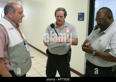 Miami Florida,Florida International University,FIU,campus,istruzione,imparare impara imparare ad apprendere,studiare,laurea,università,università,scuola,campus,Red Cross Work Foto Stock
