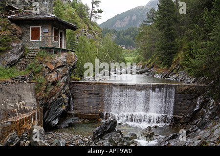 Il Torrente Urtier Route 12 13G e 13 a Lac Loie Parco Nazionale Gran Paradiso Italia Foto Stock