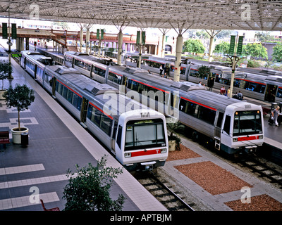 Due 2-car Transperth UEM vagone ferroviario classe 238 in Perth stazione ferroviaria Western Australia Foto Stock