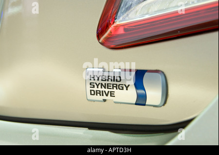 L'Hybrid Synergy Drive emblema sul retro di un 2009 Toyota Camry Hybrid Foto Stock