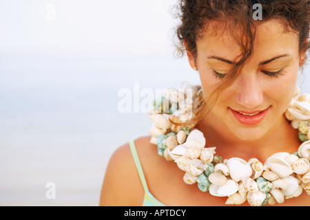 Donna che indossa collana di conchiglie Foto Stock