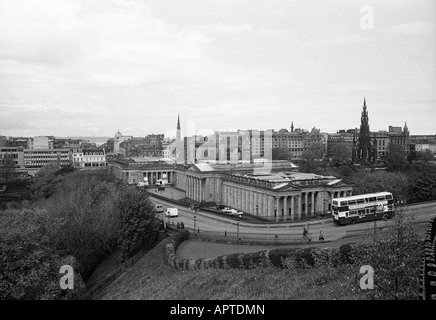 Il tumulo guardando verso il basso dalla Città Vecchia, Edimburgo, Scozia, Regno Unito Foto Stock