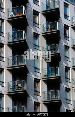 La vita in città residenziale di blocchi di appartamenti nel centro di Birmingham Inghilterra Foto Stock