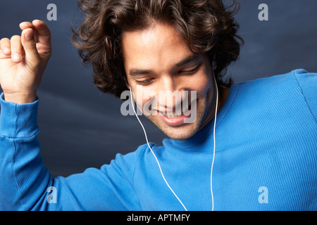 Uomo ispanico ballando al lettore mp3 Foto Stock