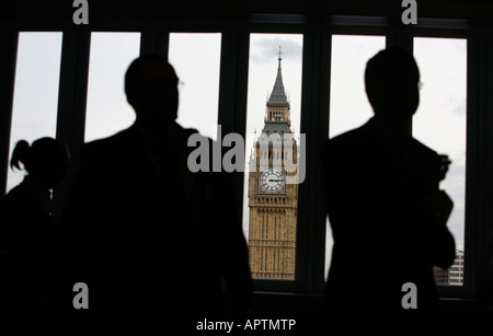 I delegati della conferenza si stagliano contro il Palazzo di Westminster la Torre dell Orologio a Londra Foto da James Boardman Foto Stock