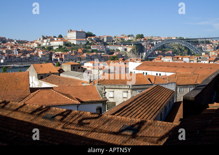 Vista del porto e le cantine di vino porto tetti in Gaia Foto Stock