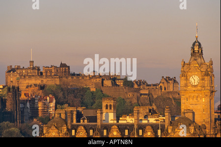 Scozia Lothian Edimburgo vista verso il castello e Balmoral Hotel Torre dell Orologio da Carlton Hill Foto Stock
