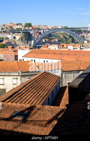 Vista del porto e le cantine di vino porto tetti in Gaia Foto Stock