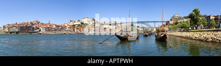 Il quartiere Ribeira, il Rabelo barche e il D. Luiz ho ponte sopra il fiume Douro a Porto, Portogallo. Patrimonio Mondiale dell'Unesco. Foto Stock