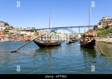 Il quartiere Ribeira, il Rabelo barche e il D. Luiz ho ponte sopra il fiume Douro a Porto, Portogallo. Patrimonio Mondiale dell'Unesco. Foto Stock