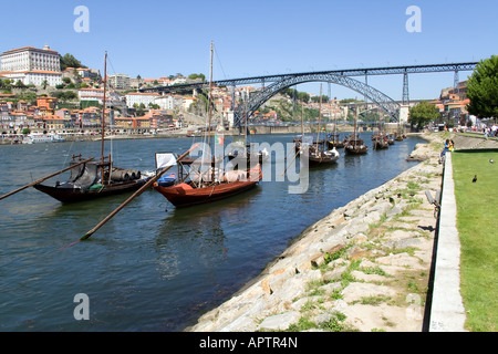 Il quartiere Ribeira, il Rabelo barche e il D. Luiz ho ponte sopra il fiume Douro a Porto, Portogallo. Patrimonio Mondiale dell'Unesco. Foto Stock