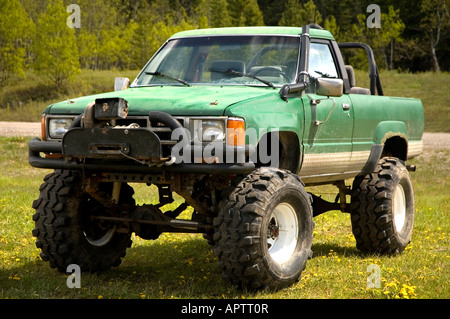 Ingannati 4x4 con kit di sollevamento grandi pneumatici fango verricello roll bar e un boccaglio di aspirazione dell'aria Foto Stock