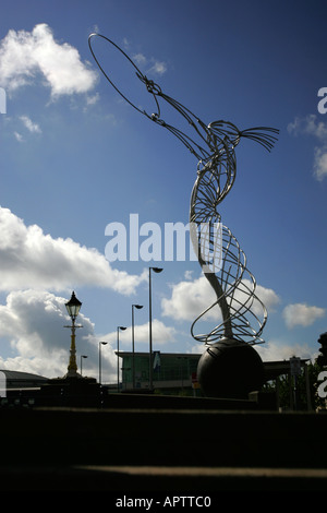 La scultura accanto al fiume Lagan a Piazza di ringraziamento a Belfast Foto Stock