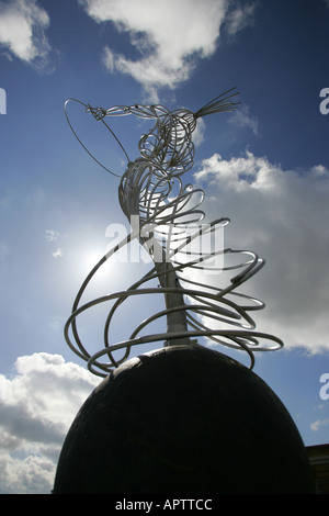 La scultura accanto al fiume Lagan a Piazza di ringraziamento a Belfast Foto Stock