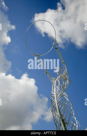 La scultura accanto al fiume Lagan a Piazza di ringraziamento a Belfast Foto Stock