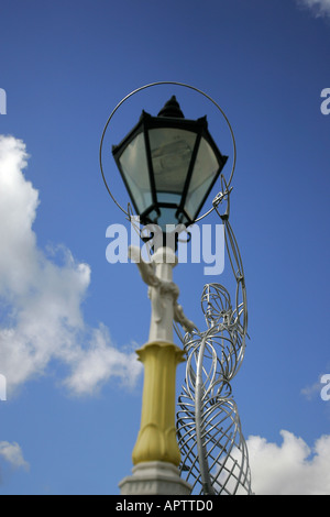 La scultura accanto al fiume Lagan a Piazza di ringraziamento a Belfast Foto Stock