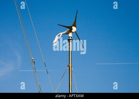 Marine turbine a vento, con aeromobili e sentieri di vapori visibili nel cielo. Foto Stock