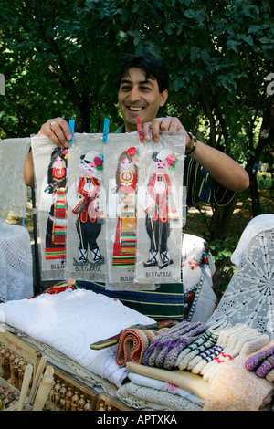 Sofia street display del fornitore del folclore tradizionale cucitura di souvenir maglia Laccio makers rurale fatta a mano il lavoro aperto orlo a giorno Foto Stock