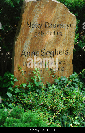 Tomba di scrittore tedesco Anna Seghers Dorotheenstaedtischer Friedhof Berlin Mitte Germania Foto Stock