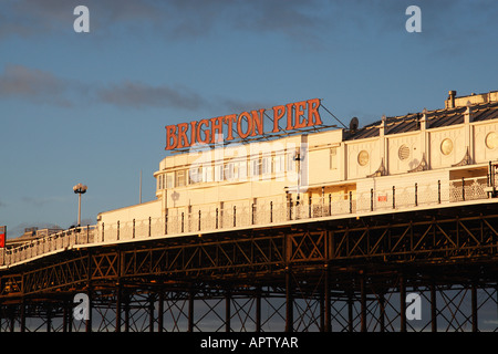 Il Brighton Pier inaugurato nel maggio 1899 prese nel primo mattino Sussex England Regno Unito Foto Stock