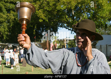 Miami Florida,Tamiami Park,Harvest Festival,fiera dei festival,rievocazione storica regionale,guida,costume,abbigliamento d'epoca,docente,campanello del ciminiere della città, Foto Stock
