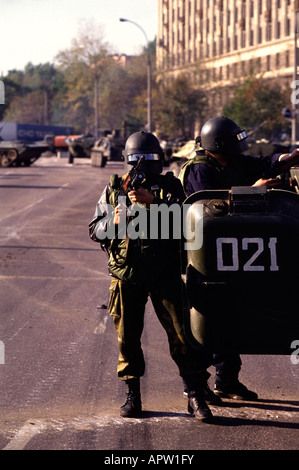 1993 crisi costituzionale russa. Soldati russi, fedeli al governo di Eltsin, al di fuori della Casa Bianca Russa. Ottobre 04. Foto Stock