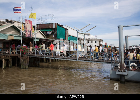 I passeggeri sbarcano su una barca Chao Phraya River Express o in traghetto al molo di Tha Tien (molo n. 8) bangkok, Thailandia. Questo è il molo più vicino a Wat Pho, al Grand Palace e a Wat Phra Keow. Foto Stock